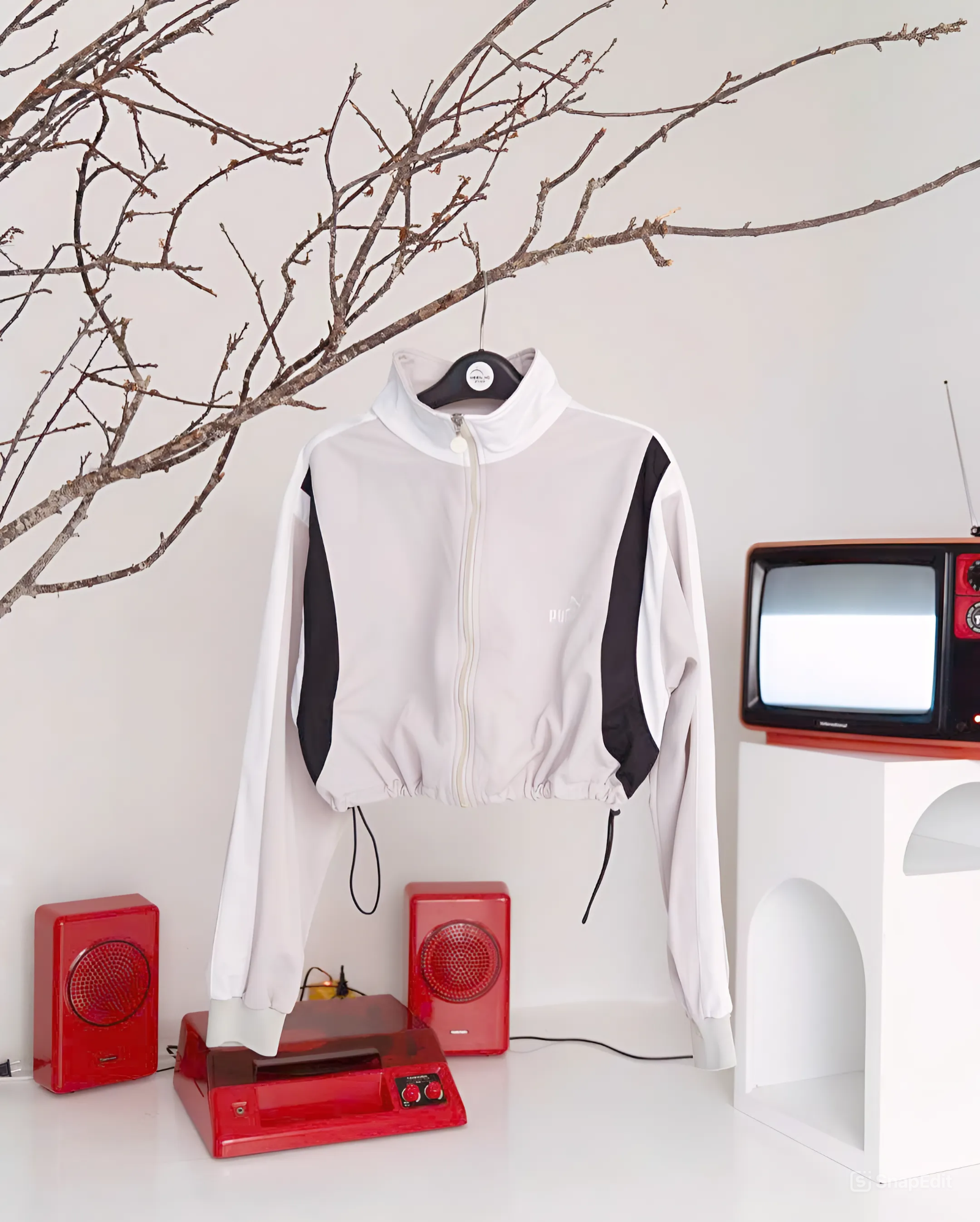 thi công tường vô cực studio